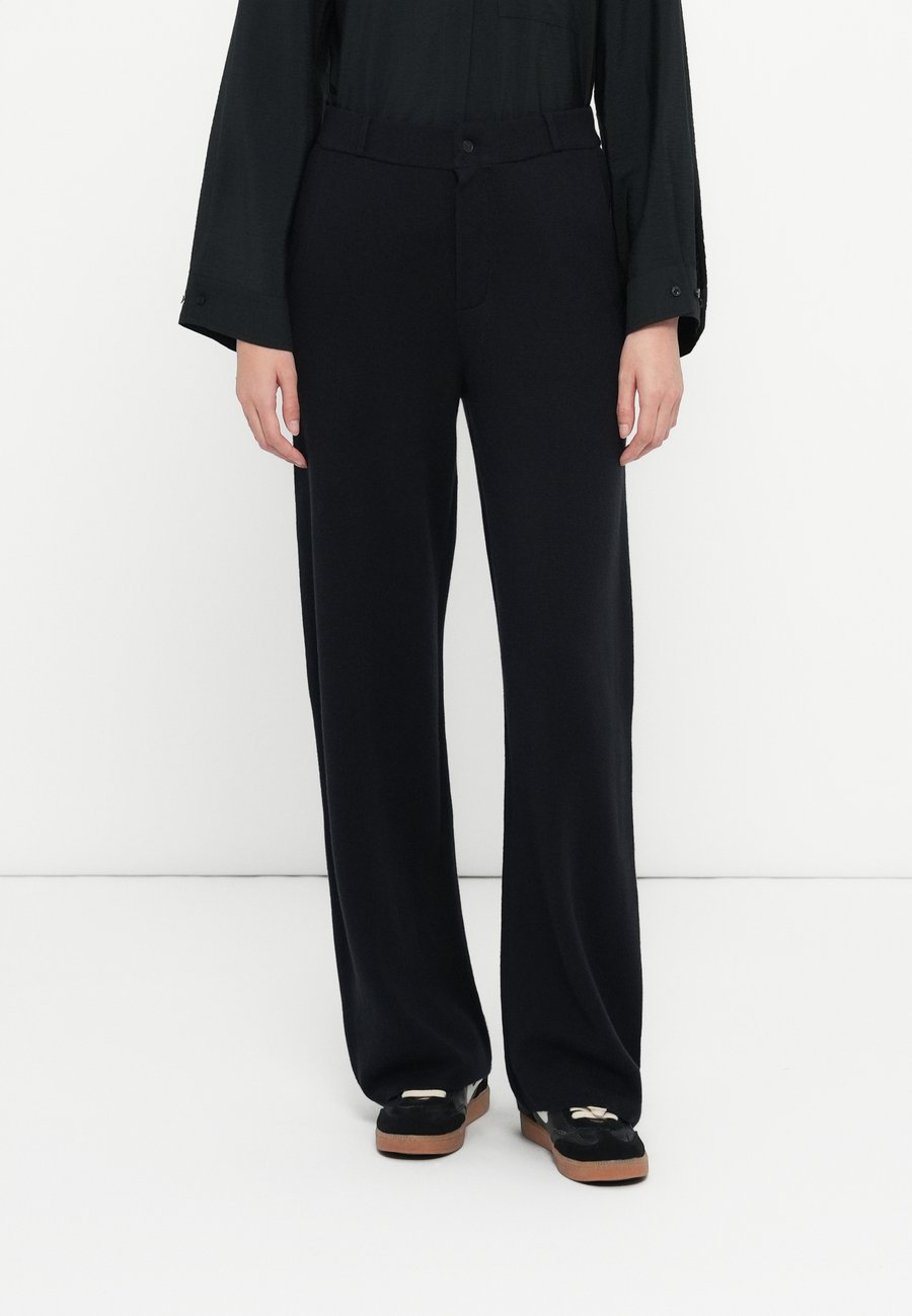 Брюки GAP CASHSOFT TAILORED PANT, Black
Брюки GAP CASHSOFT TAILORED PANT, Black