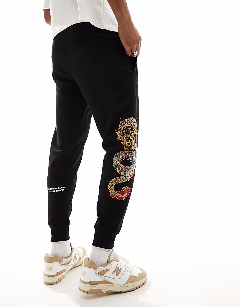 Черные спортивные брюки Criminal Damage с вышитым рисунком дракона
Черные спортивные брюки Criminal Damage с вышитым рисунком дракона