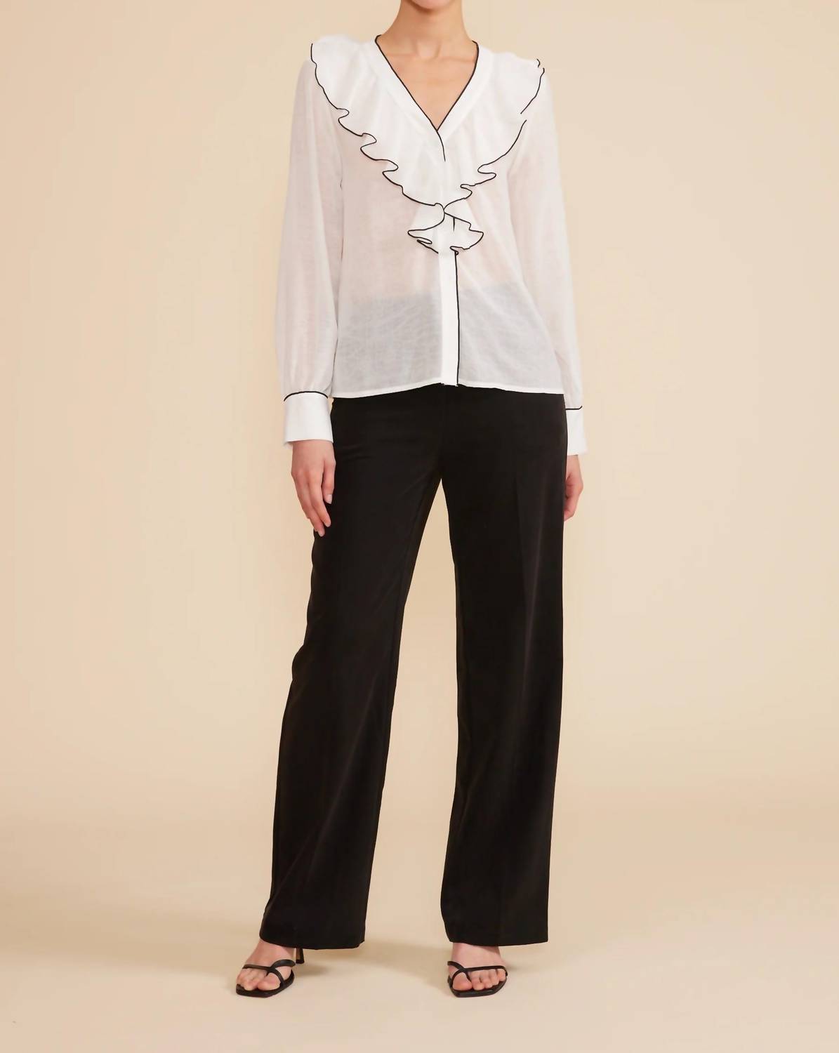 Топ Rita с рюшами в белом цвете LUCY PARIS
Топ Rita с рюшами в белом цвете LUCY PARIS