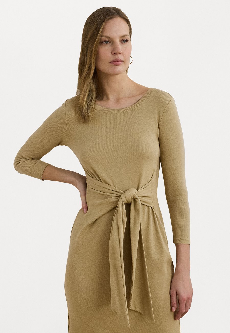 Платье Lauren Ralph Lauren Tie Front Cotton Blend Crewneck Dress, Camel
Платье Lauren Ralph Lauren Tie Front Cotton Blend Crewneck Dress, Camel