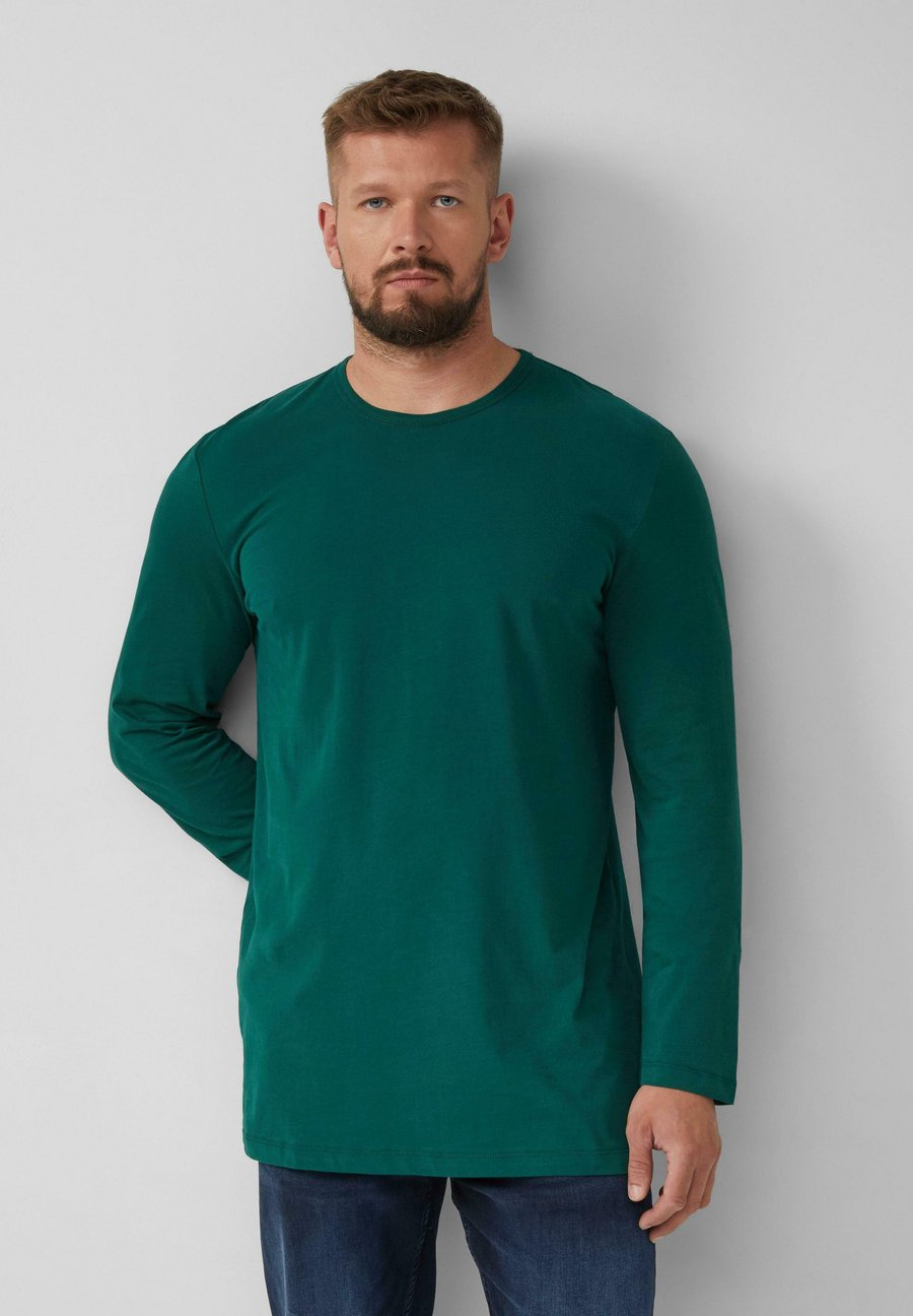 Топ s.Oliver SOFTES LONGSLEEVE MIT CREW NECK UND LOGO-PATCH, Tannengrün/Khaki
Топ s.Oliver SOFTES LONGSLEEVE MIT CREW NECK UND LOGO-PATCH, Tannengrün/Khaki