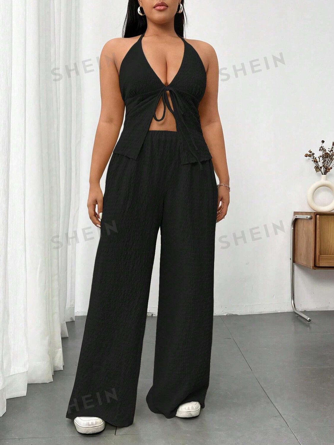 EZwear Plus Size Однотонный текстурированный комплект с завязками на шее и разрезом спереди и брюками Shein, черный
EZwear Plus Size Однотонный текстурированный комплект с завязками на шее и разрезом спереди и брюками Shein, черный