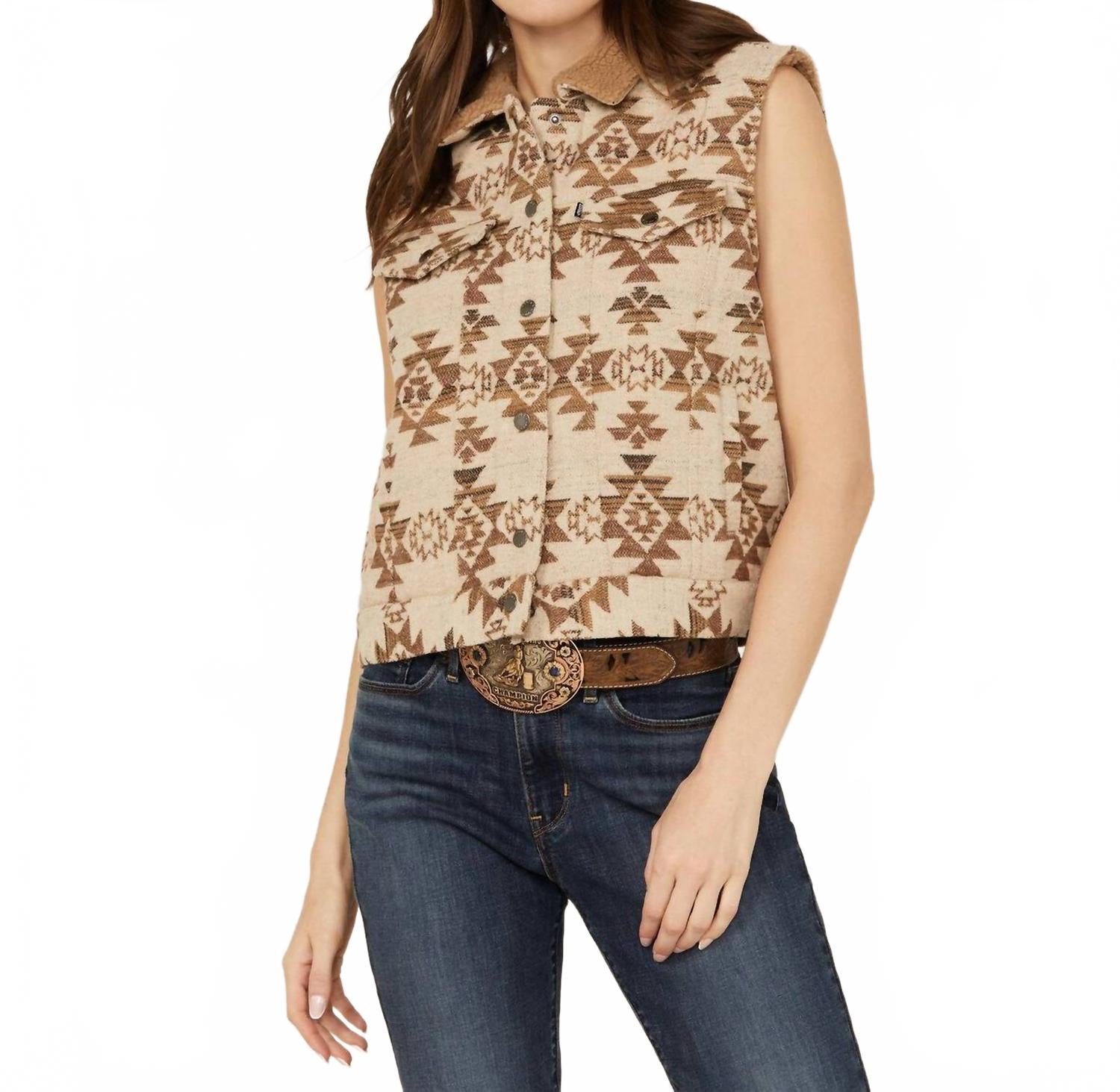 Женский жилет Aztec в стиле шерпа, цвет крем/бежевый HOOEY
Женский жилет Aztec в стиле шерпа, цвет крем/бежевый HOOEY