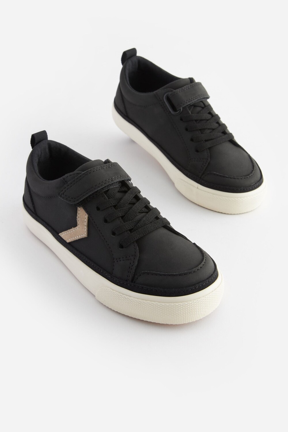 Кроссовки в стиле шеврон с эластичными шнурками и застежкой на липучки Next, черный
Кроссовки в стиле шеврон с эластичными шнурками и застежкой на липучки Next, черный