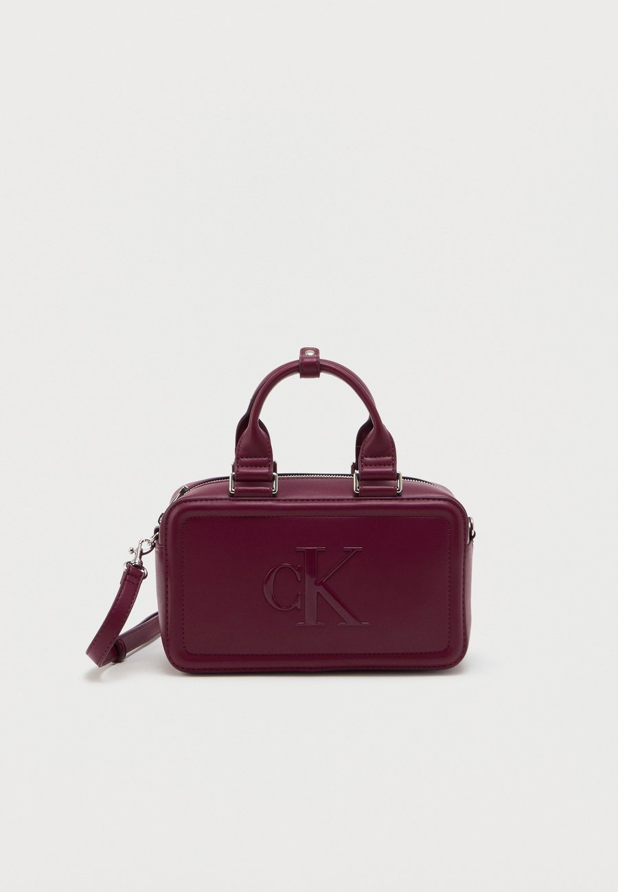 Сумка Calvin Klein BOLD ELONGATED MINI TOTE, Alluring Pink/Bordeaux
Сумка Calvin Klein BOLD ELONGATED MINI TOTE, Alluring Pink/Bordeaux