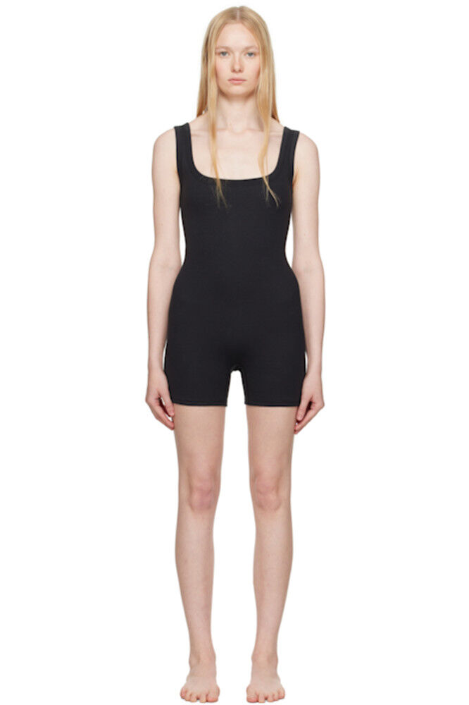 Черный хлопковый комбинезон в рубчик SKIMS
Черный хлопковый комбинезон в рубчик SKIMS