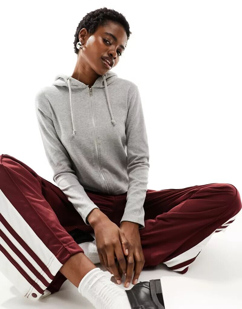 Серая толстовка в рубчик с приталенной молнией Daisy Street
Серая толстовка в рубчик с приталенной молнией Daisy Street