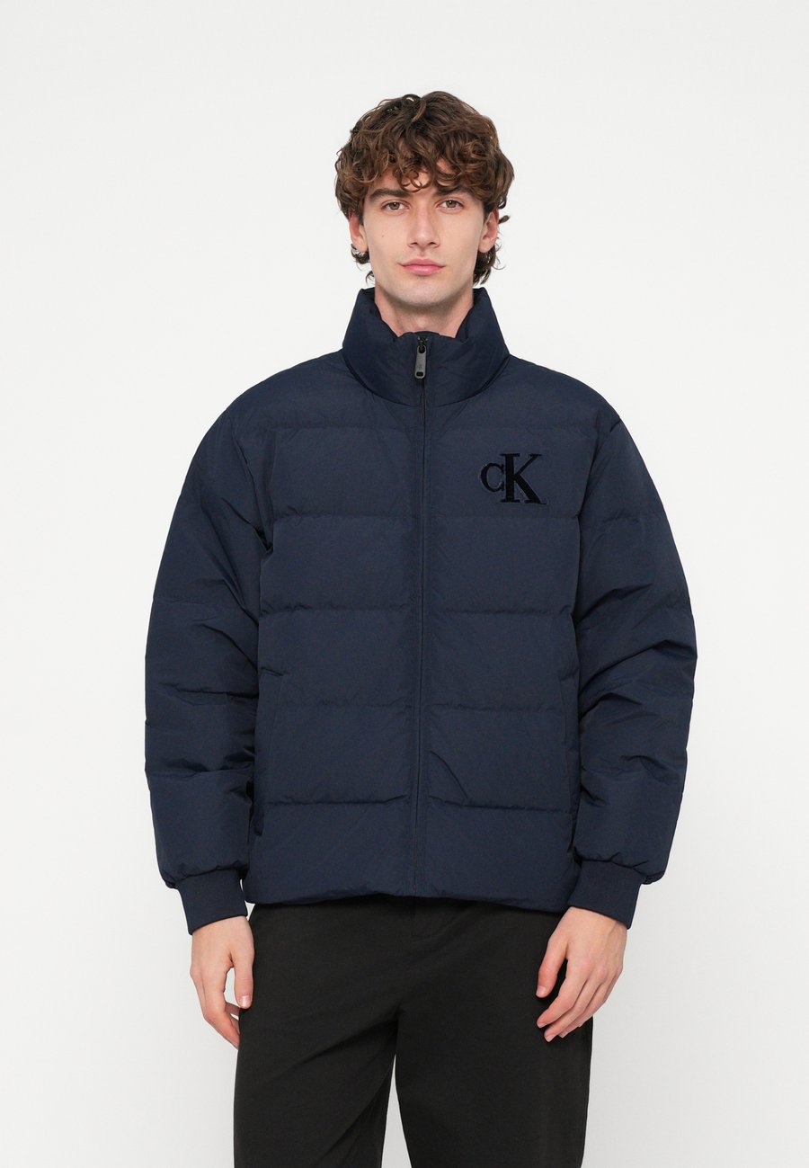 Куртка Calvin Klein Jeans STAND COLLAR PUFFER, Dark Sapphire/Dark Blue
Куртка Calvin Klein Jeans STAND COLLAR PUFFER, Dark Sapphire/Dark Blue