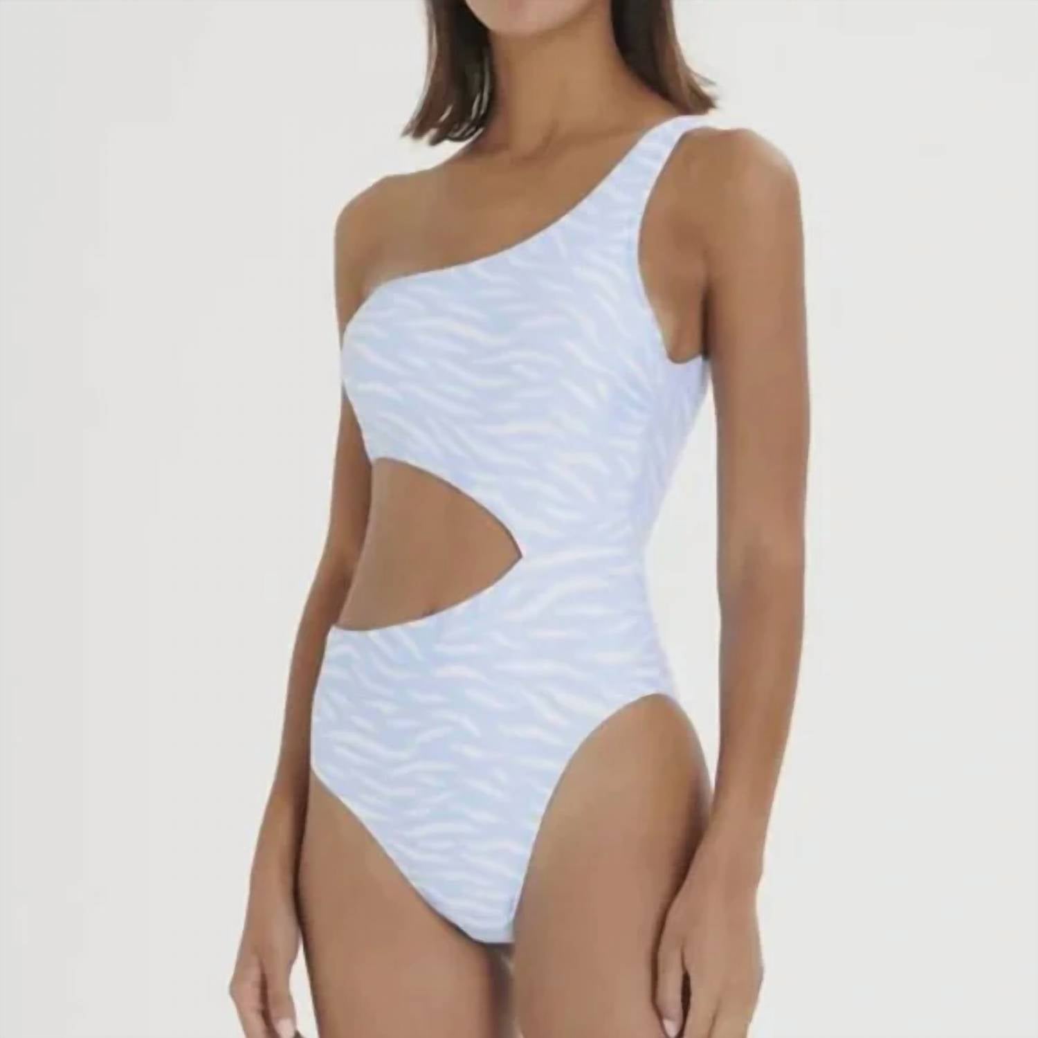 Деми-слитный купальник в синей волне XIRENA
Деми-слитный купальник в синей волне XIRENA