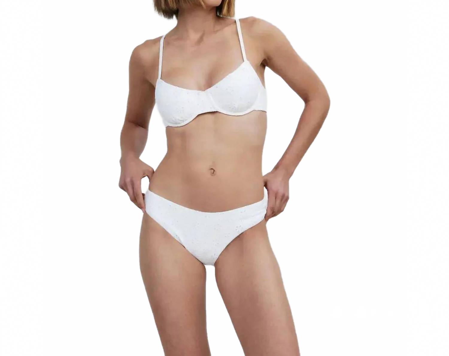 Дафни Айлет бикини низ в белом Solid & Striped
Дафни Айлет бикини низ в белом Solid & Striped