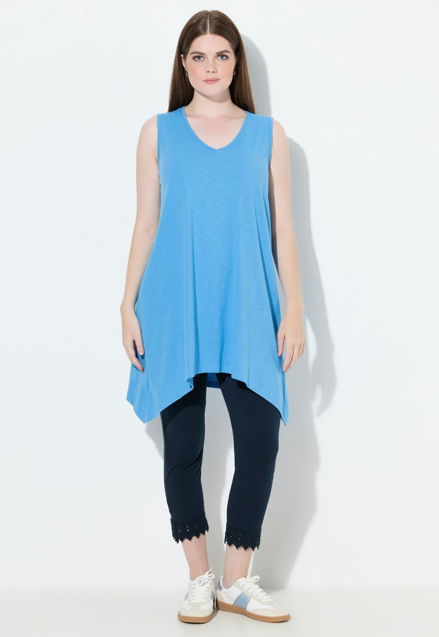 Топ Ulla Popken LONGLINE PUNTZOOM V-HALS MOUWLOOS, Sky Blue/Light Blue
Топ Ulla Popken LONGLINE PUNTZOOM V-HALS MOUWLOOS, Sky Blue/Light Blue