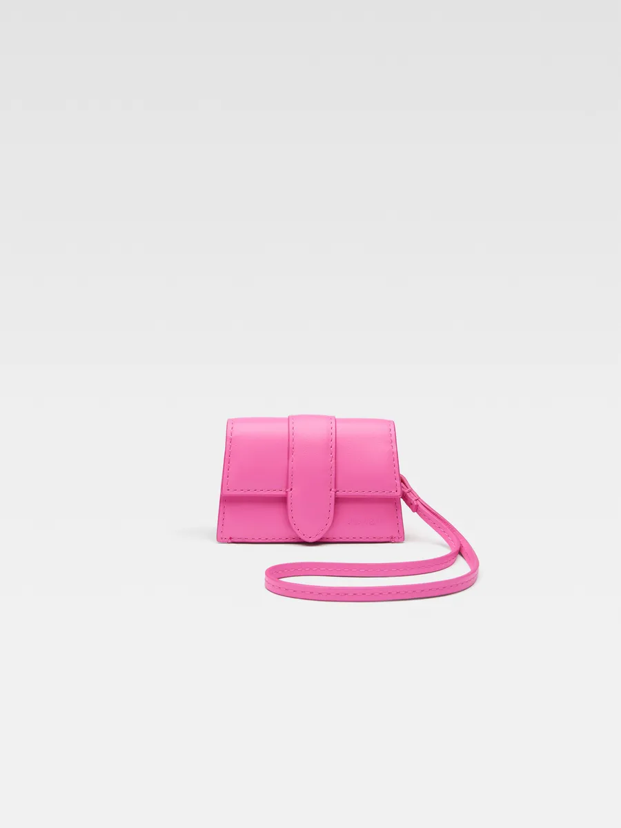 Миниатюрный чехол для AirPods с клапаном Порт Бамбино Jacquemus, неоново-розовый
Миниатюрный чехол для AirPods с клапаном Порт Бамбино Jacquemus, неоново-розовый