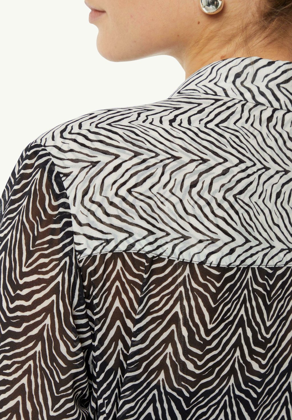 Платье-рубашка MIT KRAGEN UND BINDEBAND comma, черный
Платье-рубашка MIT KRAGEN UND BINDEBAND comma, черный