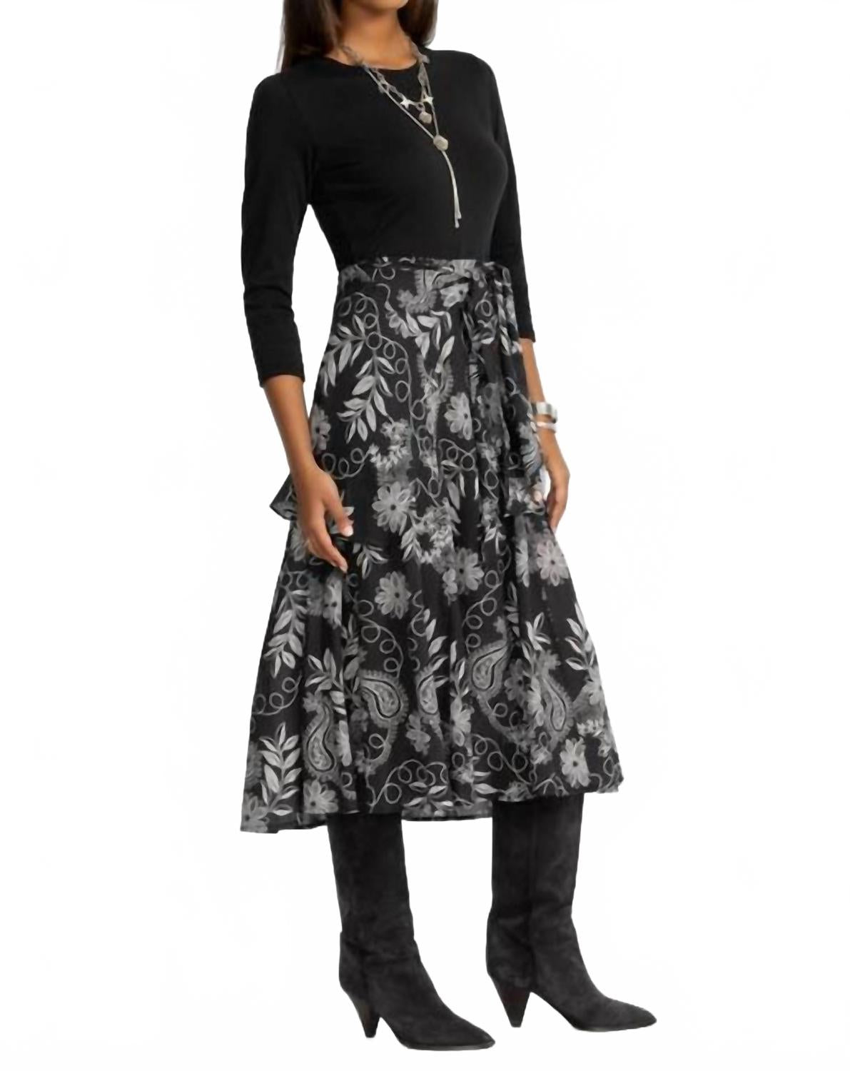 Платье-халат из смешанных материалов в Маране Johnny Was, marana
Платье-халат из смешанных материалов в Маране Johnny Was, marana