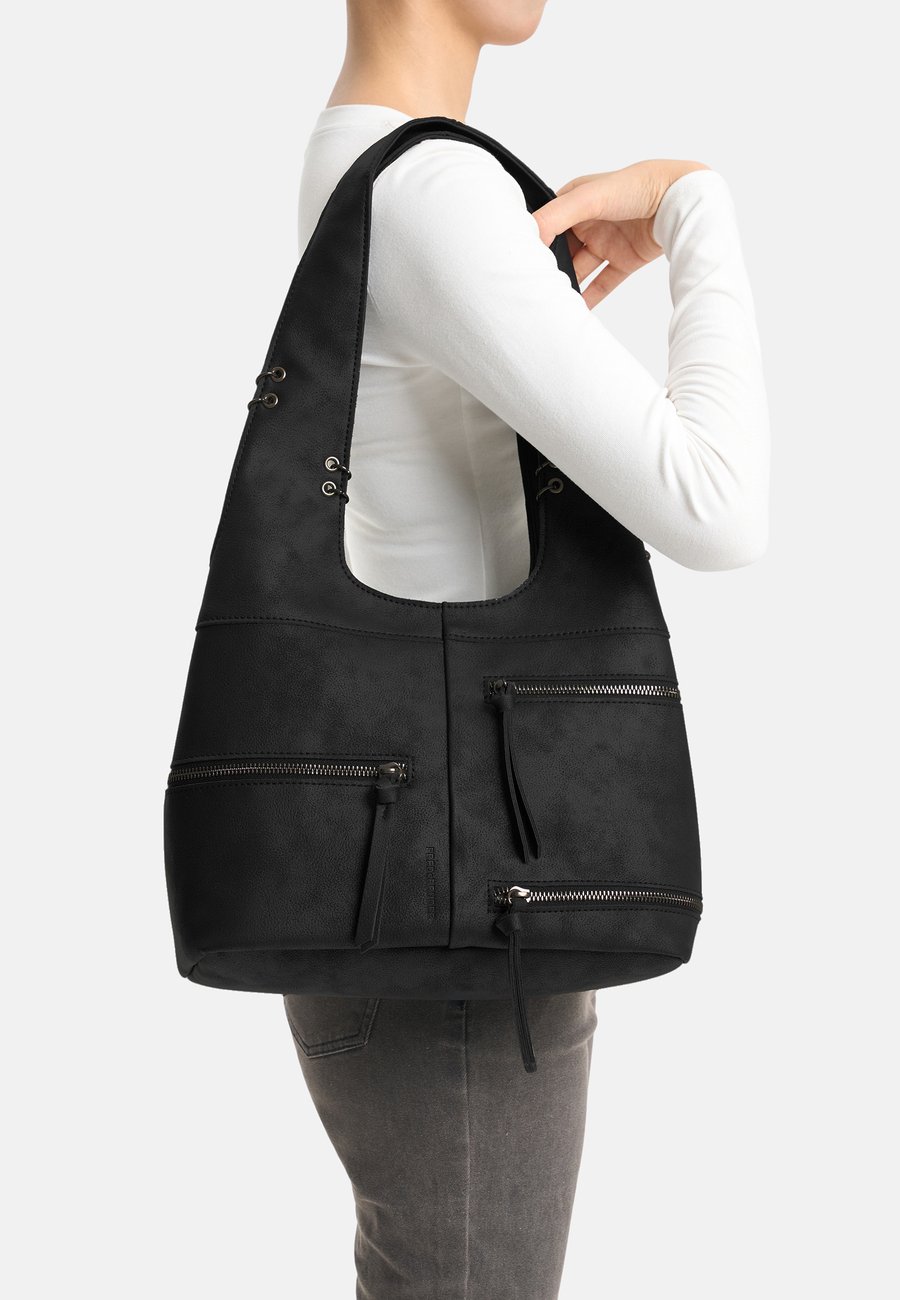 Сумка FREDsBRUDER REBEL AT HEART HOBO, Black
Сумка FREDsBRUDER REBEL AT HEART HOBO, Black
