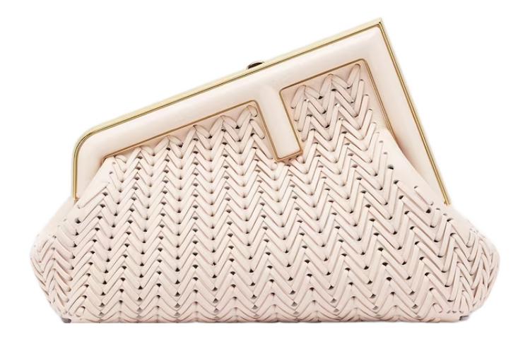 FENDI Кожаный клатч через плечо с одним ремнём
FENDI Кожаный клатч через плечо с одним ремнём