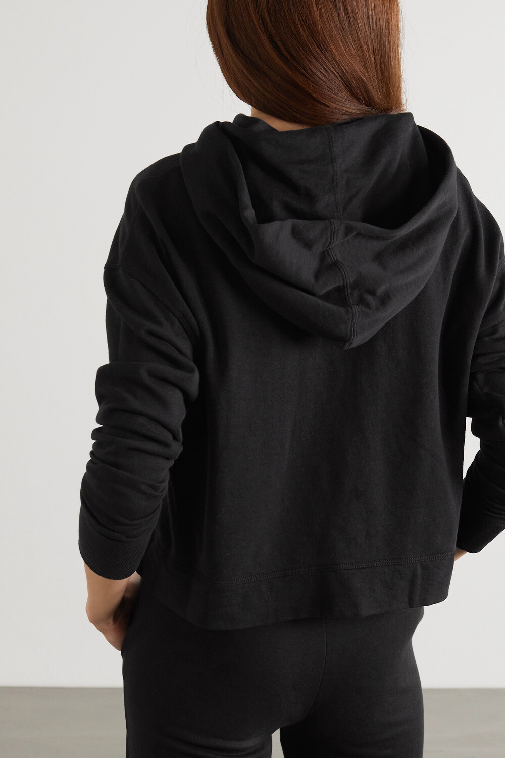 JAMES PERSE Укороченное худи из хлопкового джерси, черный
JAMES PERSE Укороченное худи из хлопкового джерси, черный