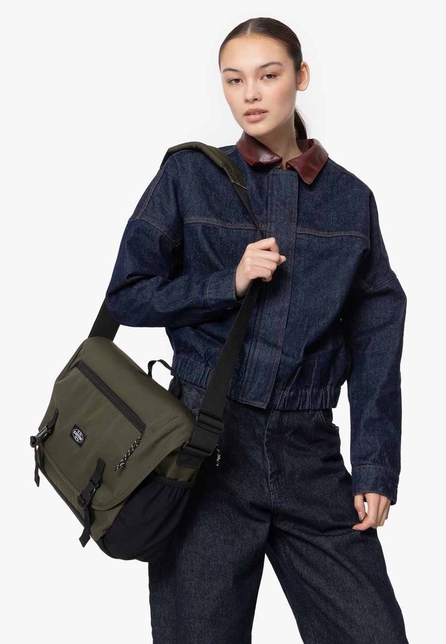 Сумка кросс-боди Eastpak Cross body bag, Cs Forest/Light Green
Сумка кросс-боди Eastpak Cross body bag, Cs Forest/Light Green