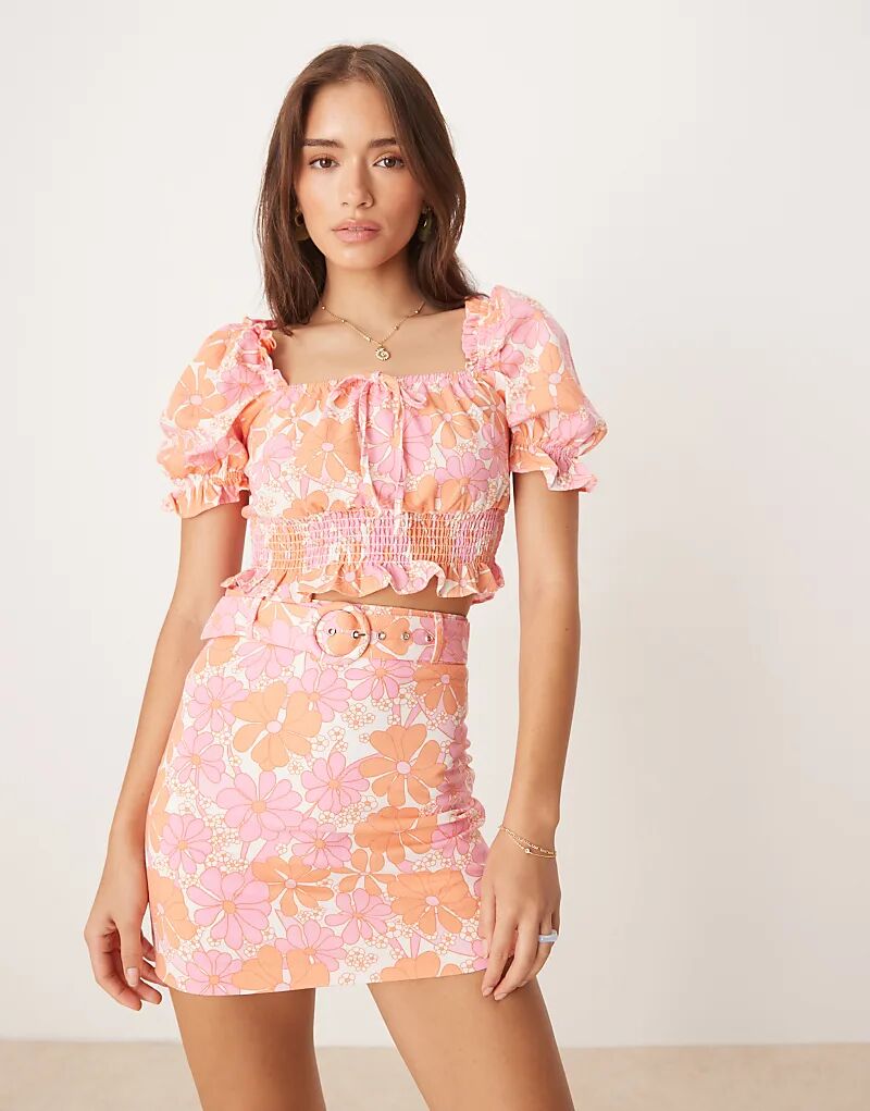 Укороченный топ Collective The Label с объемными плечами и сборками в цветочек шестидесятых
Укороченный топ Collective The Label с объемными плечами и сборками в цветочек шестидесятых