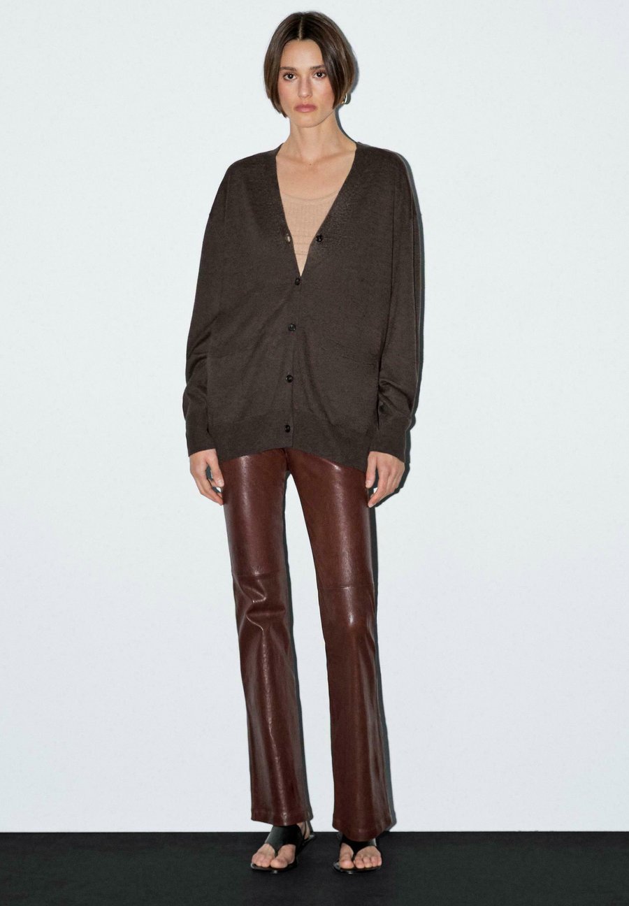 Кардиган Massimo Dutti LONG V-NECK WITH BUTTONS, Mottled Dark Brown
Кардиган Massimo Dutti LONG V-NECK WITH BUTTONS, Mottled Dark Brown