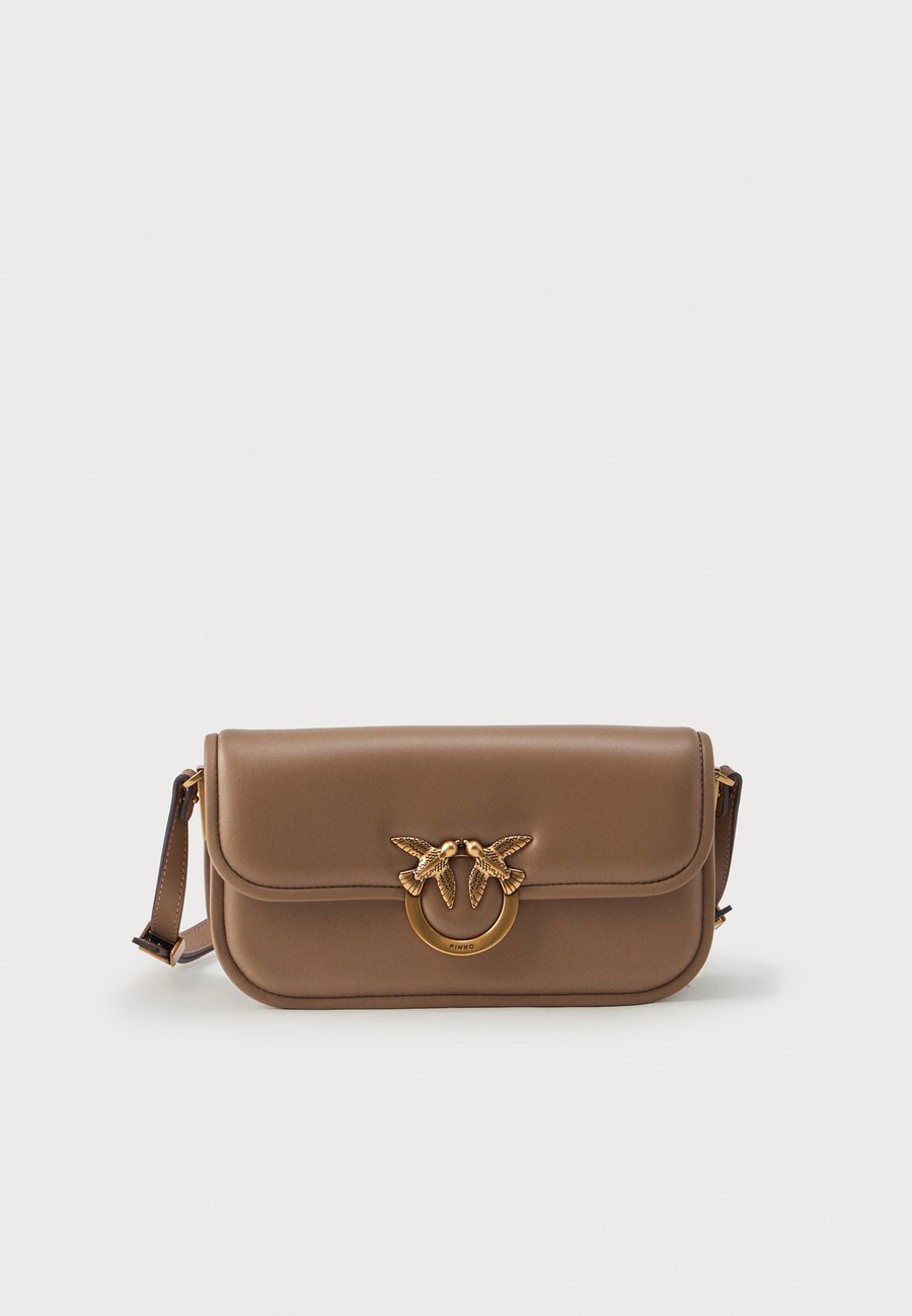 Сумка кросс-боди Pinko LOVE BOX BAGUETTE, Biscotto Zenzero/Antique Gold-Coloured/Beige
Сумка кросс-боди Pinko LOVE BOX BAGUETTE, Biscotto Zenzero/Antique Gold-Coloured/Beige