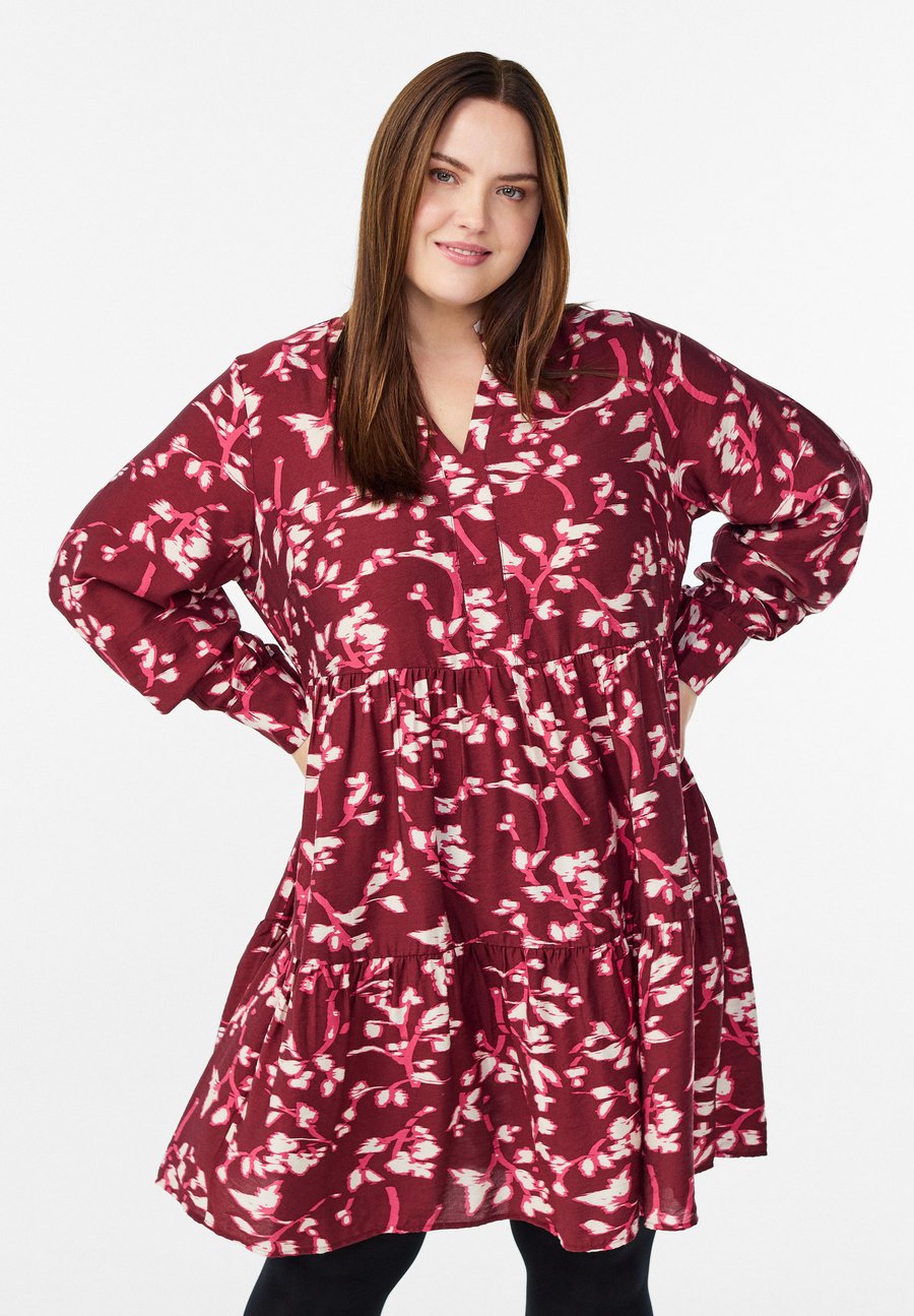 Платье Zizzi A-LINIEN-MIT RÜSCHENKRAGEN, Faded Flower/Red
Платье Zizzi A-LINIEN-MIT RÜSCHENKRAGEN, Faded Flower/Red