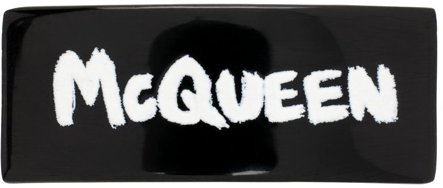 Черная булавка-подвеска в виде граффити для кроссовки Alexander McQueen
Черная булавка-подвеска в виде граффити для кроссовки Alexander McQueen