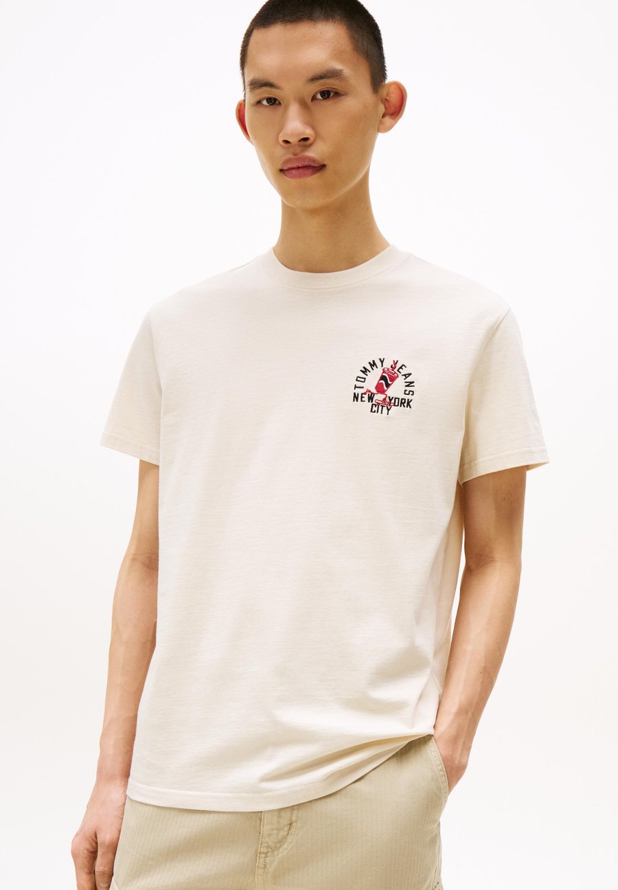 Футболка Tommy Jeans Print T-shirt, Desert Sand Dune/Sand
Футболка Tommy Jeans Print T-shirt, Desert Sand Dune/Sand