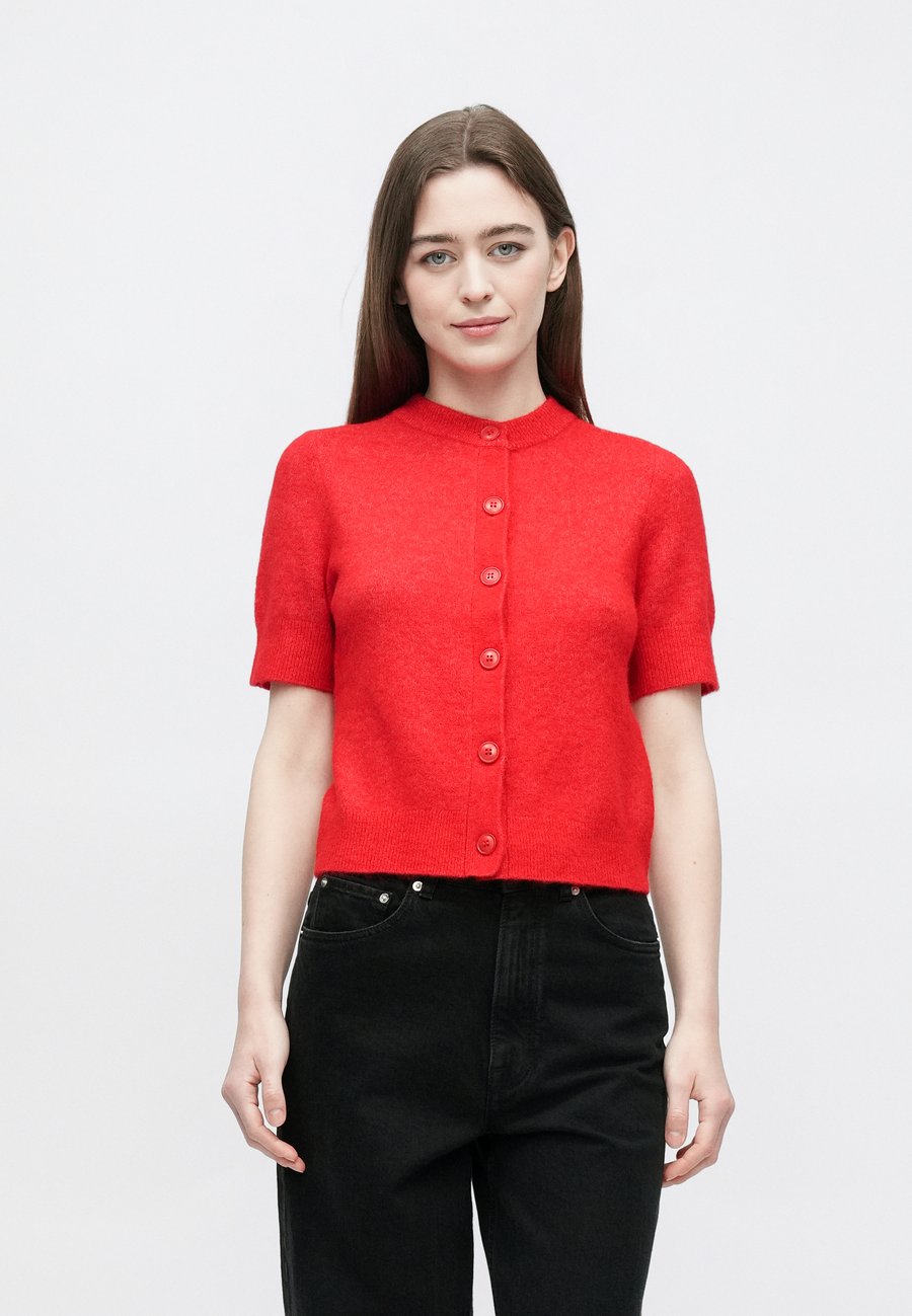 Кардиган Samsøe Samsøe NOURA CARDIGAN, Haute Red/Red
Кардиган Samsøe Samsøe NOURA CARDIGAN, Haute Red/Red