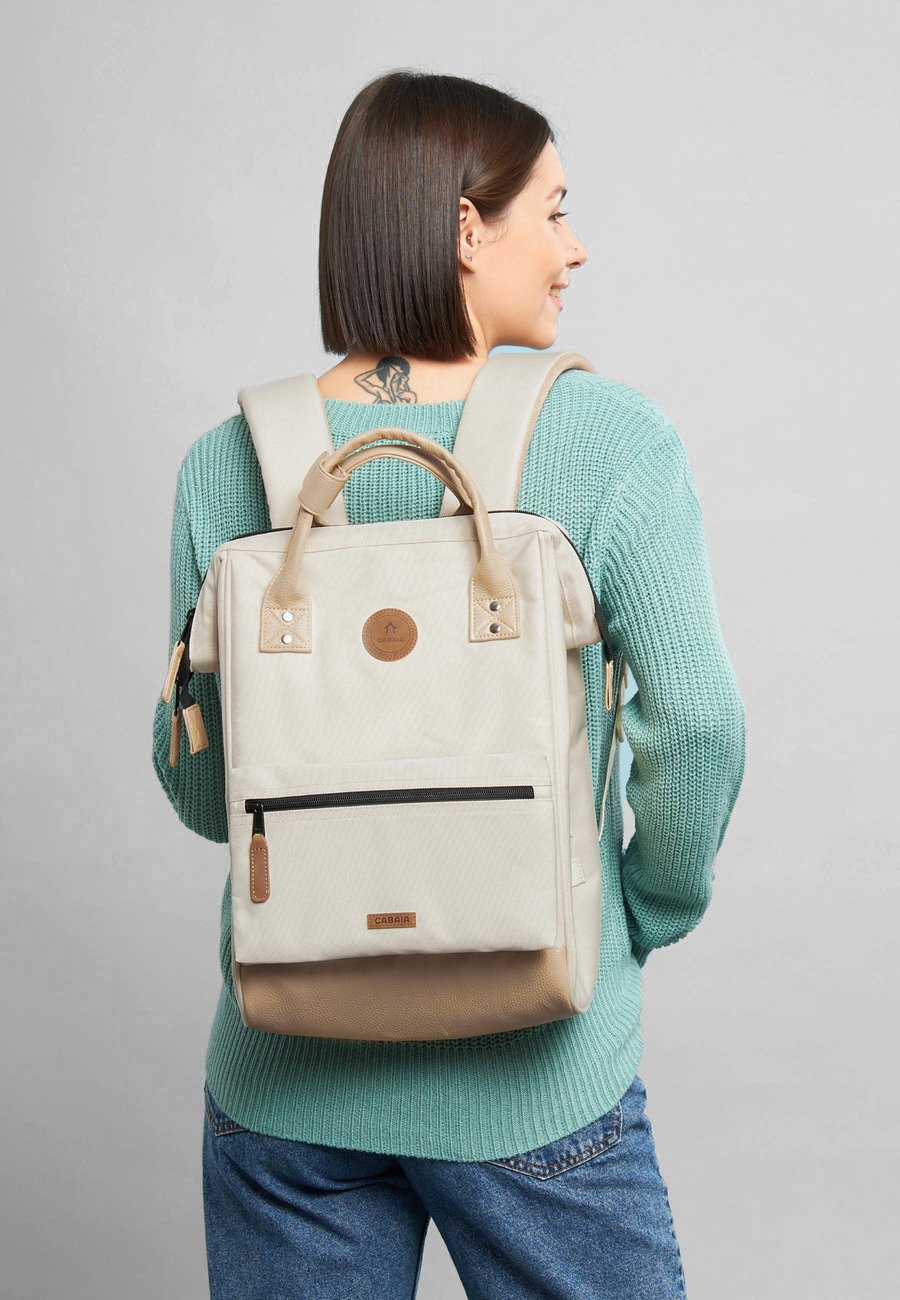 Рюкзак Cabaia ADVENTURER MEDIUM, Cap Town Beige/Off-White
Рюкзак Cabaia ADVENTURER MEDIUM, Cap Town Beige/Off-White