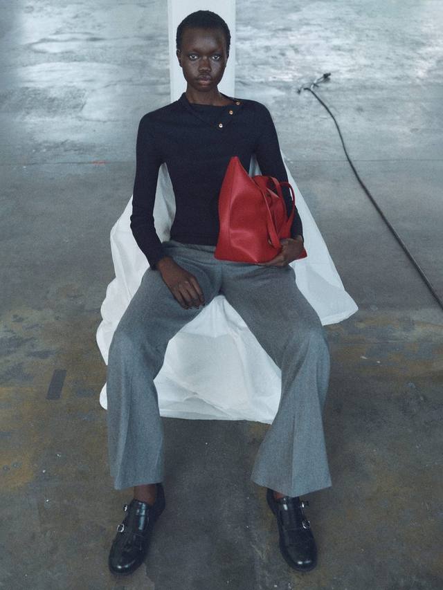 Топ с пуговицами от бетти на плече Mango, темно-синий
Топ с пуговицами от бетти на плече Mango, темно-синий