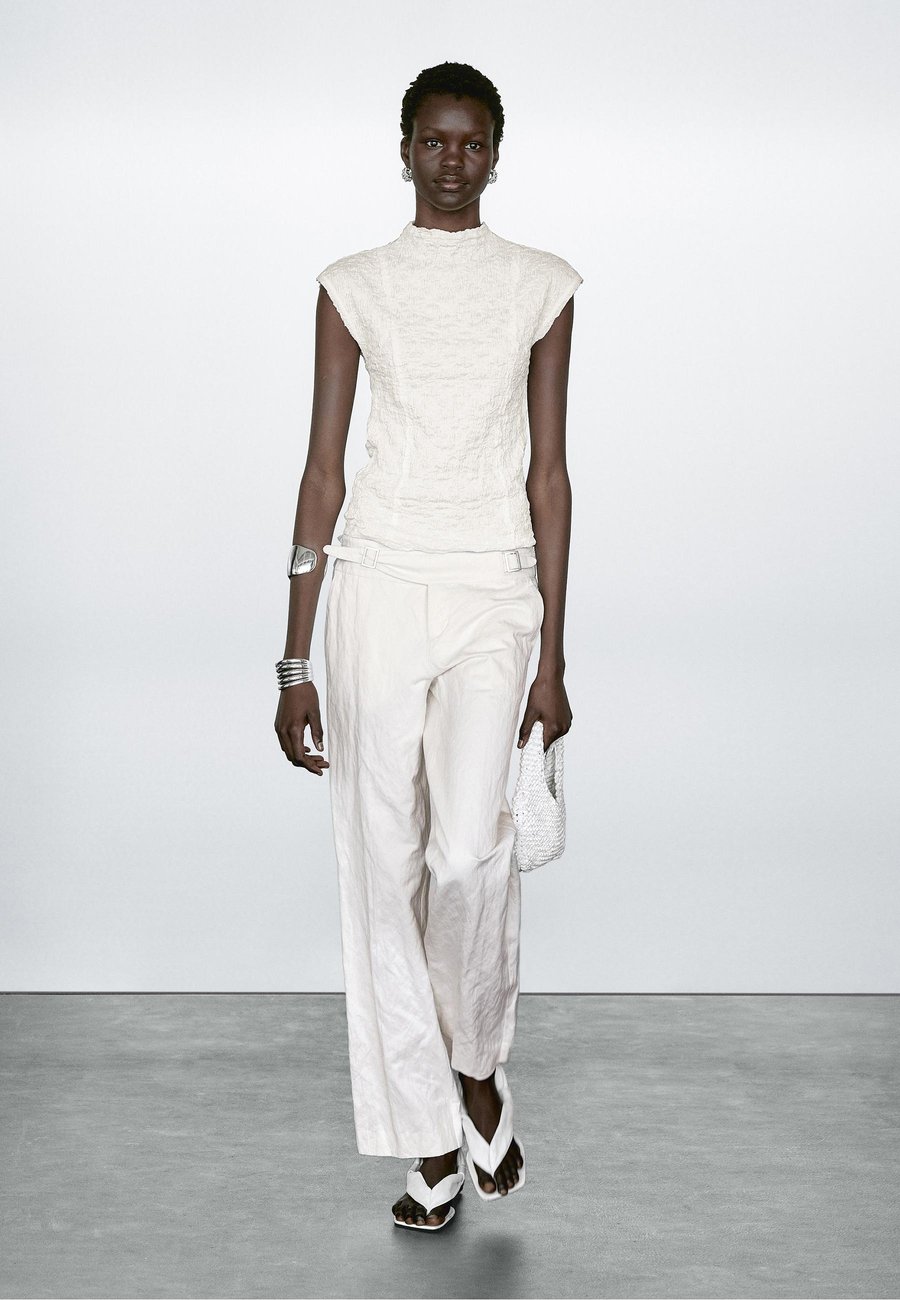 Футболка Massimo Dutti SLEEVELESS WITH GATHERED DETAIL, White
Футболка Massimo Dutti SLEEVELESS WITH GATHERED DETAIL, White