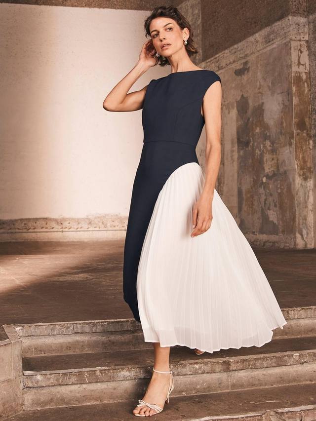 Платье макси с контрастными складками Mint Velvet
Платье макси с контрастными складками Mint Velvet