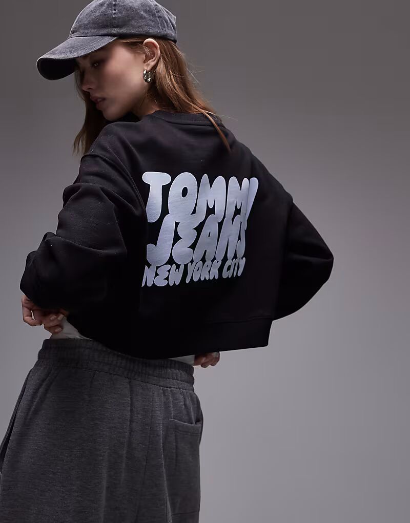 Толстовка Tommy Jeans с принтом логотипа на спине черного цвета
Толстовка Tommy Jeans с принтом логотипа на спине черного цвета