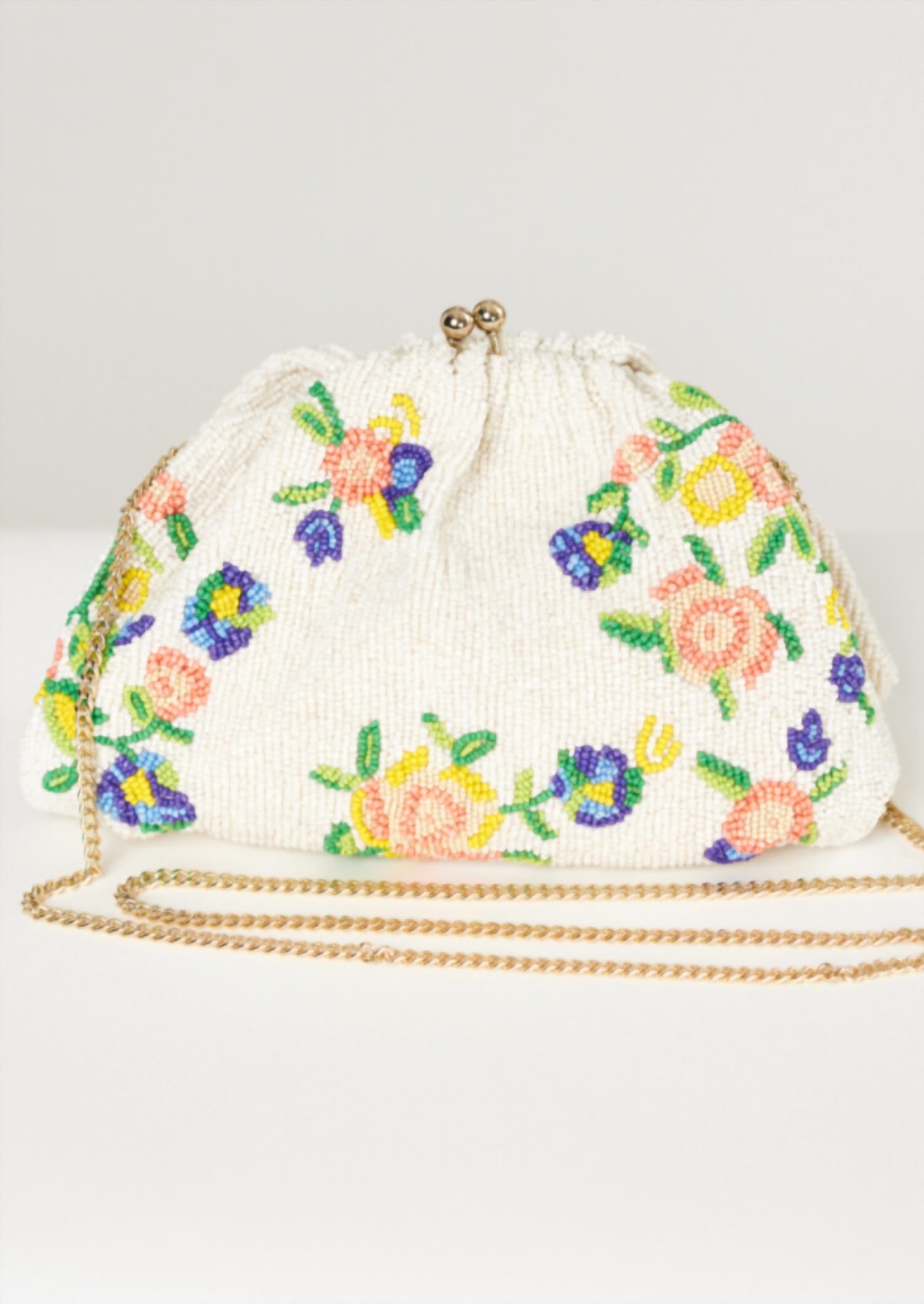 Женский клатч Birdie с бусинами в цвете айвори M.A.B.E.
Женский клатч Birdie с бусинами в цвете айвори M.A.B.E.