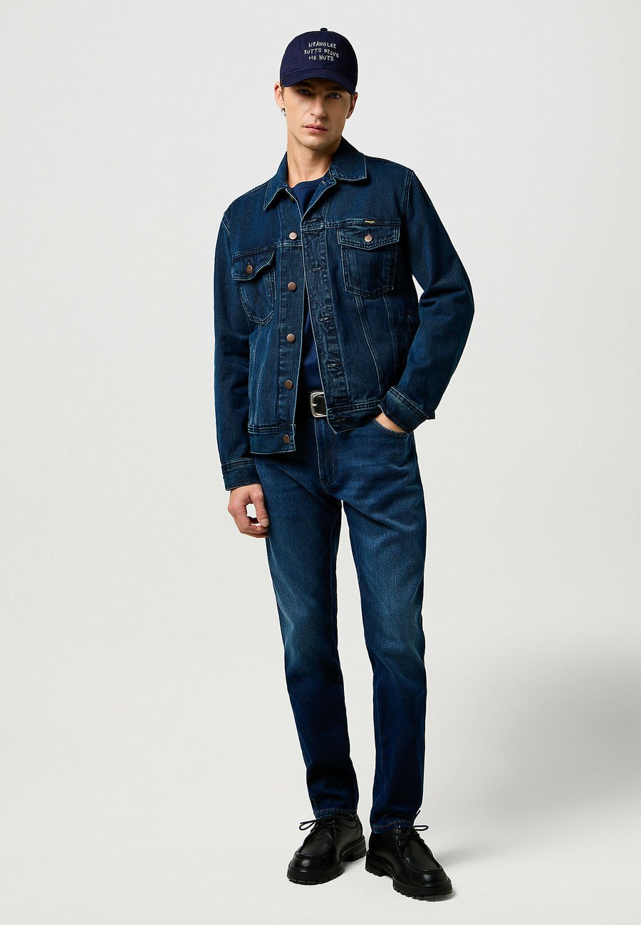 Бейсболка Wrangler SLOGAN MULTIPLE FITS , Dark Navy/Dark Blue
Бейсболка Wrangler SLOGAN MULTIPLE FITS , Dark Navy/Dark Blue