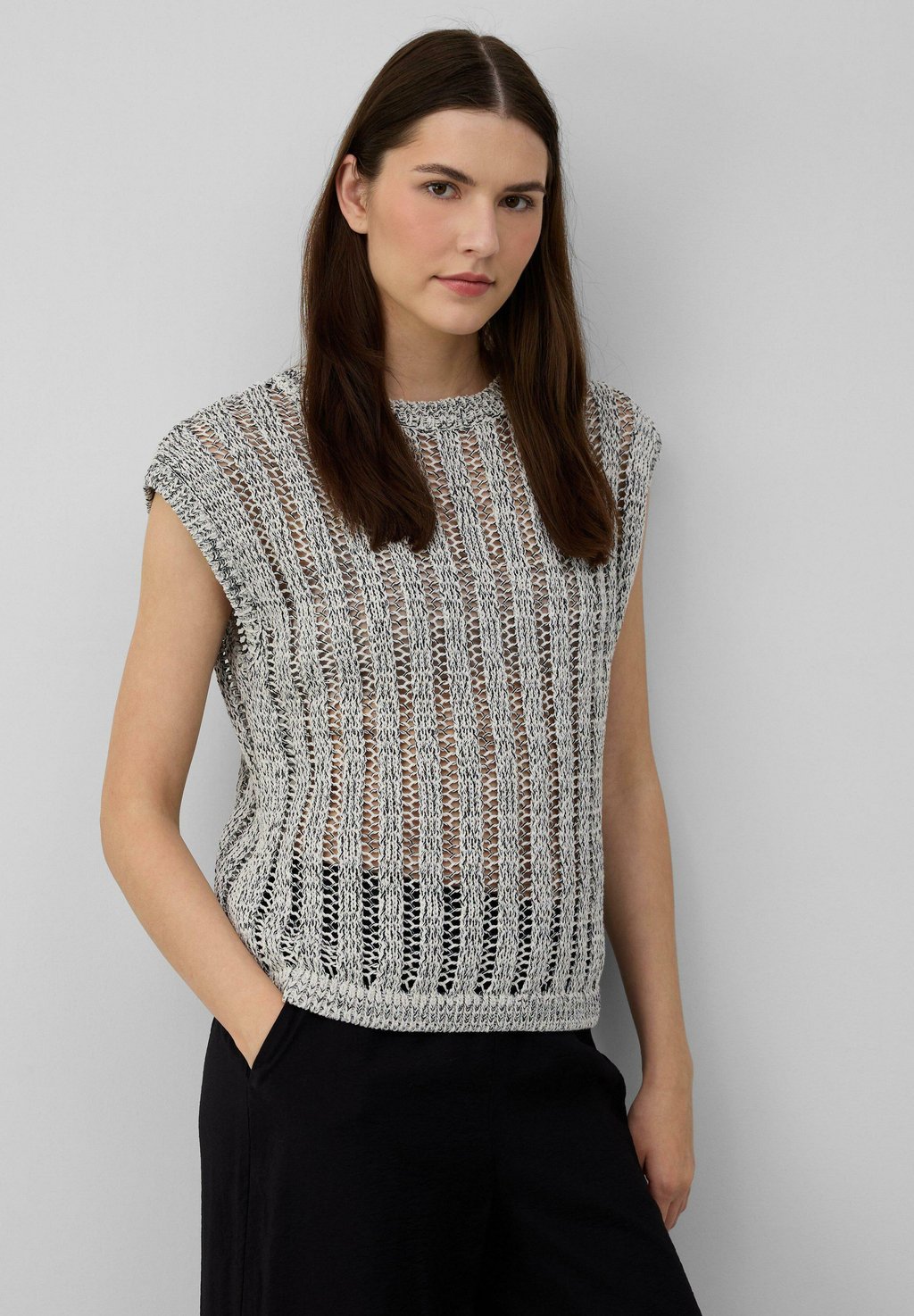 Базовая футболка s.Oliver, кремовый
Базовая футболка s.Oliver, кремовый