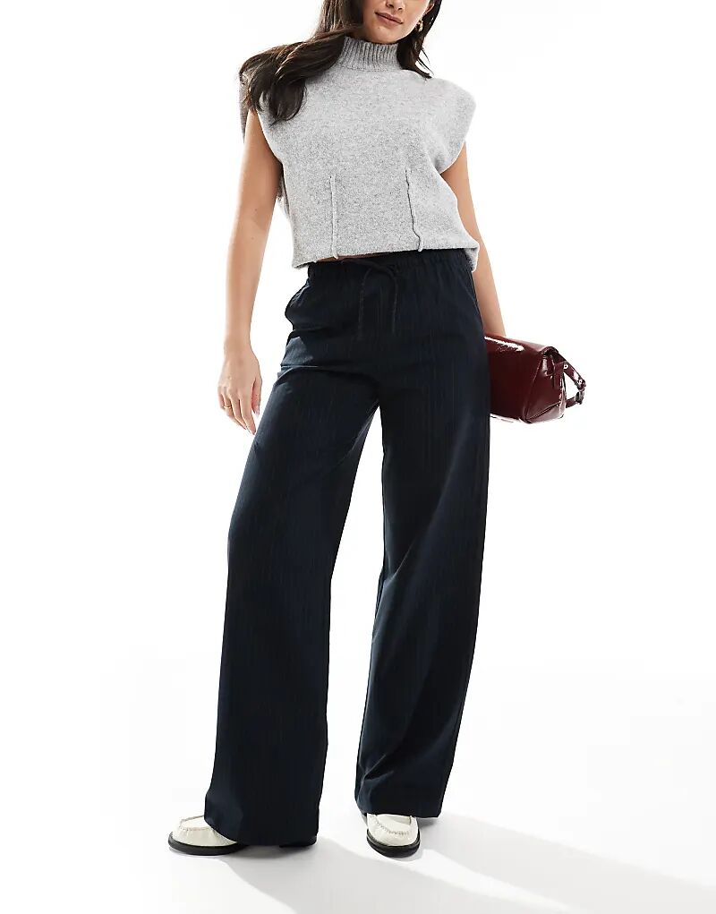 Полосатые брюки Stradivarius темно-синего цвета
Полосатые брюки Stradivarius темно-синего цвета