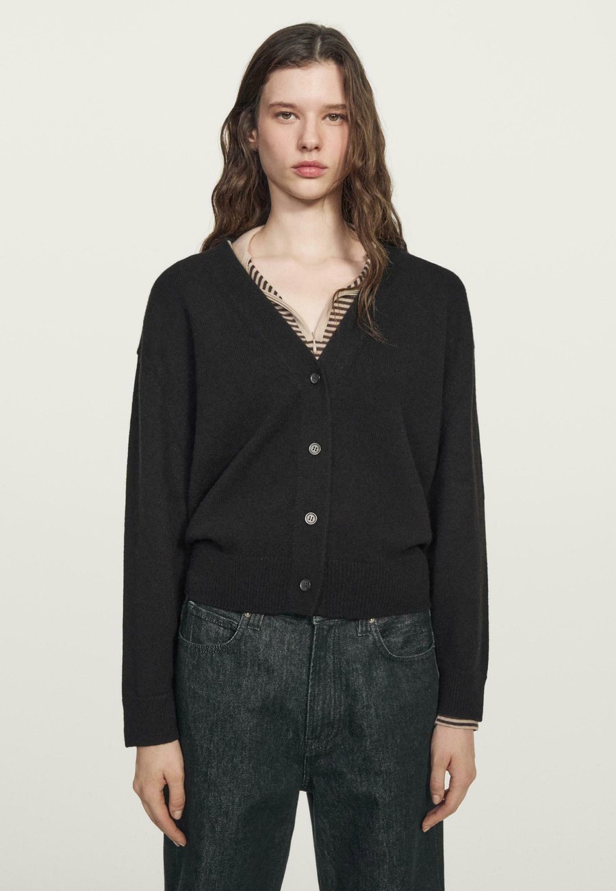 Кардиган Massimo Dutti V-NECK , Black
Кардиган Massimo Dutti V-NECK , Black