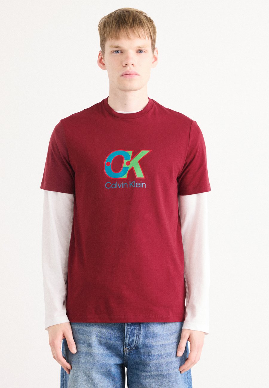 Футболка Calvin Klein DOT GRAPHIC TEE, Renaissance Red/Red, Красный, Футболка Calvin Klein DOT GRAPHIC TEE, Renaissance Red/Red
Футболка Calvin Klein DOT GRAPHIC TEE, Renaissance Red/Red, Красный, Футболка Calvin Klein DOT GRAPHIC TEE, Renaissance Red/Red