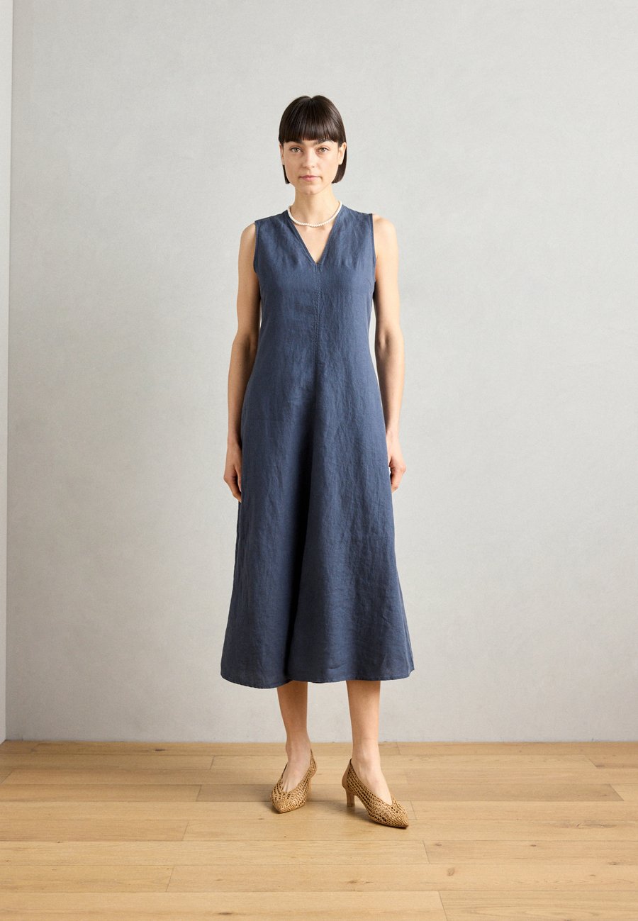 Платье Marc O'Polo DRESS SLEEVELESS V NECK FIT AND FLARE SHAPE CUTLINES, Muted Blue/Dark Blue
Платье Marc O'Polo DRESS SLEEVELESS V NECK FIT AND FLARE SHAPE CUTLINES, Muted Blue/Dark Blue