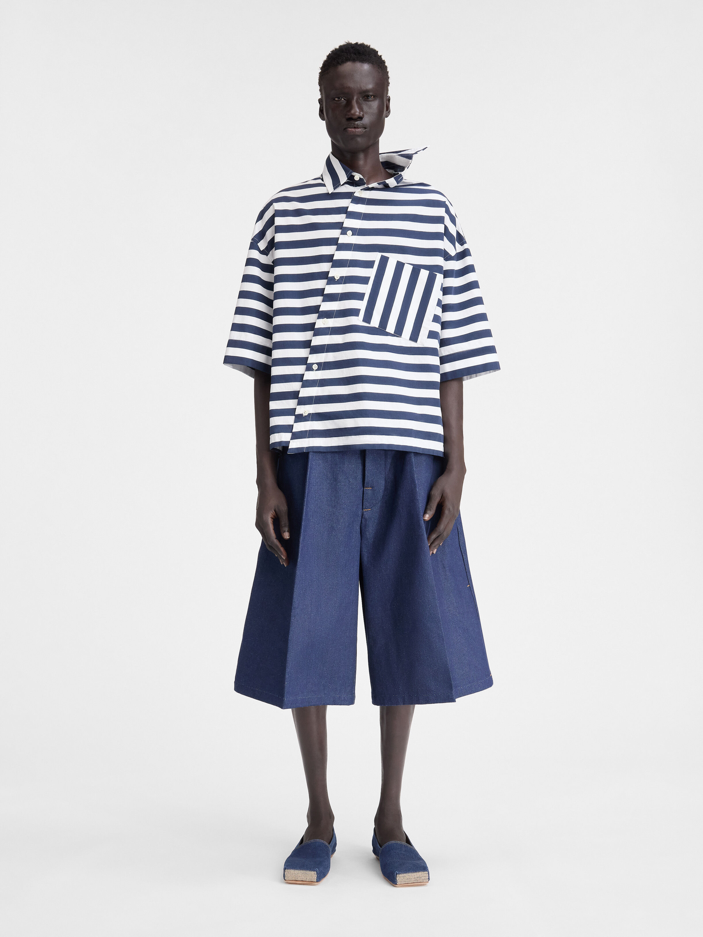 Асимметричная полосатая рубашка JACQUEMUS The Pablo short-sleeve shirt, цвет Print White & Blue Stripes
Асимметричная полосатая рубашка JACQUEMUS The Pablo short-sleeve shirt, цвет Print White & Blue Stripes