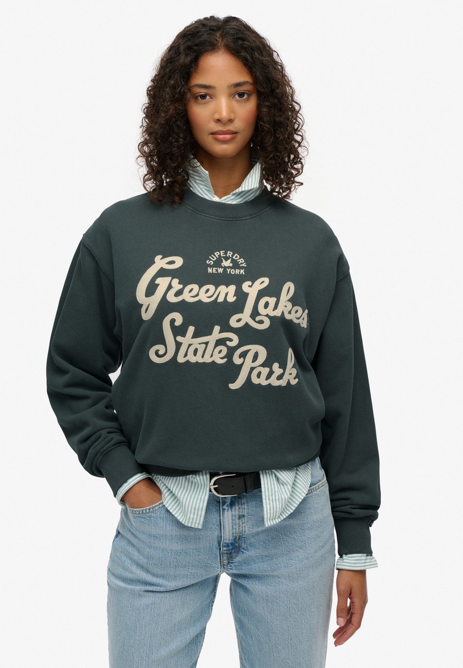 Толстовка Superdry & Co Sweatshirt, Dark Forest/Green, Зеленый, Толстовка Superdry & Co Sweatshirt, Dark Forest/Green
Толстовка Superdry & Co Sweatshirt, Dark Forest/Green, Зеленый, Толстовка Superdry & Co Sweatshirt, Dark Forest/Green