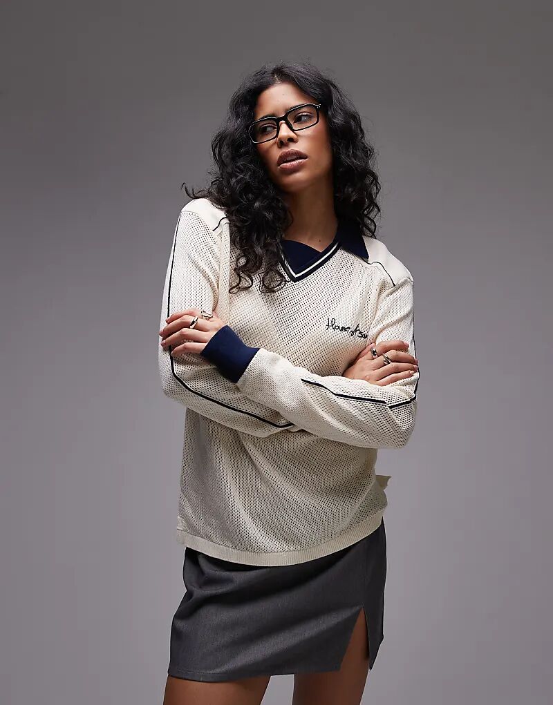 Открытый трикотажный топ для регби в бело-темно-синих тонах от House of Sunny Keepers
Открытый трикотажный топ для регби в бело-темно-синих тонах от House of Sunny Keepers