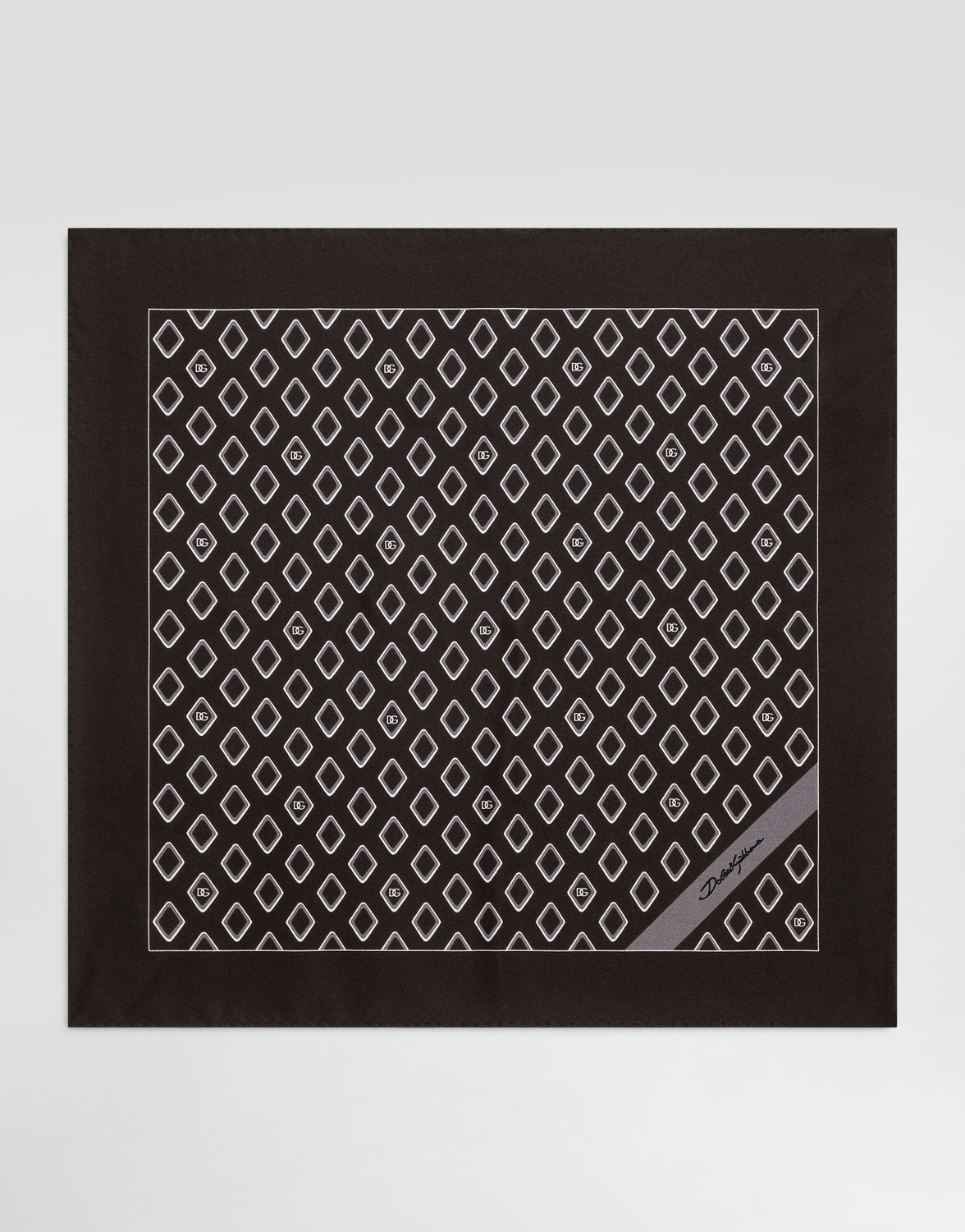 Шелковый платок с микроузором и логотипом Dolce & Gabbana, мультиколор
Шелковый платок с микроузором и логотипом Dolce & Gabbana, мультиколор