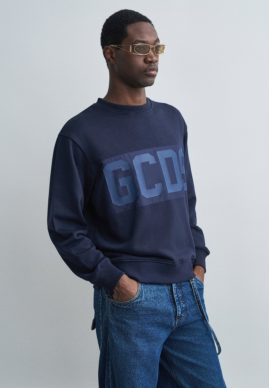 Толстовка GCDS BAND LOGO CREWNECK, Deep Blue/Blue
Толстовка GCDS BAND LOGO CREWNECK, Deep Blue/Blue
