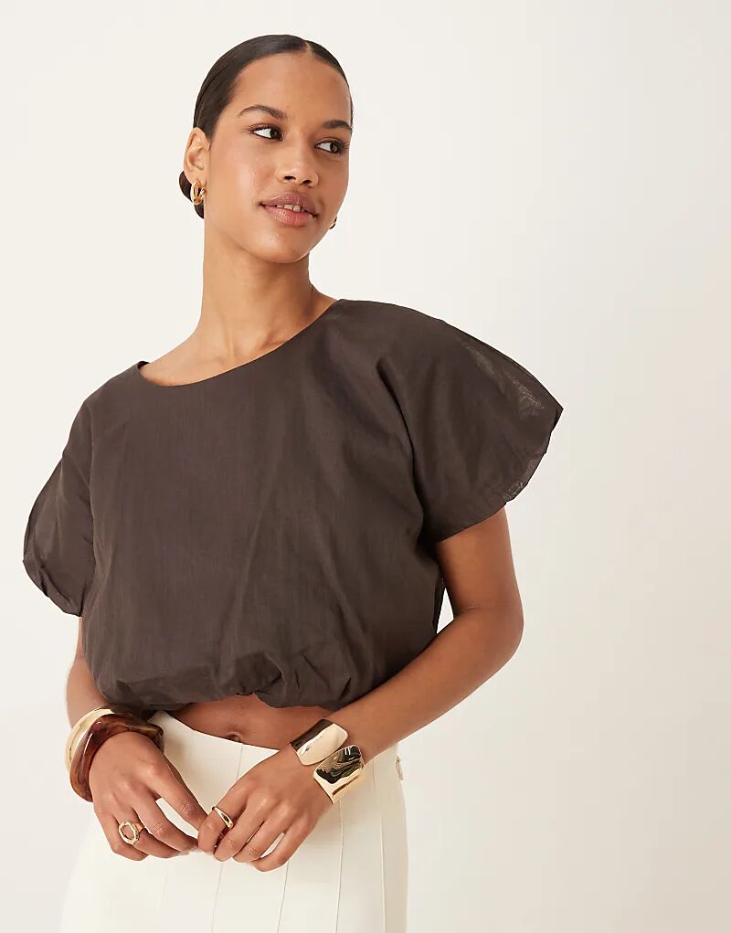 Коричневая футболка с короткими рукавами и подолом Mango
Коричневая футболка с короткими рукавами и подолом Mango