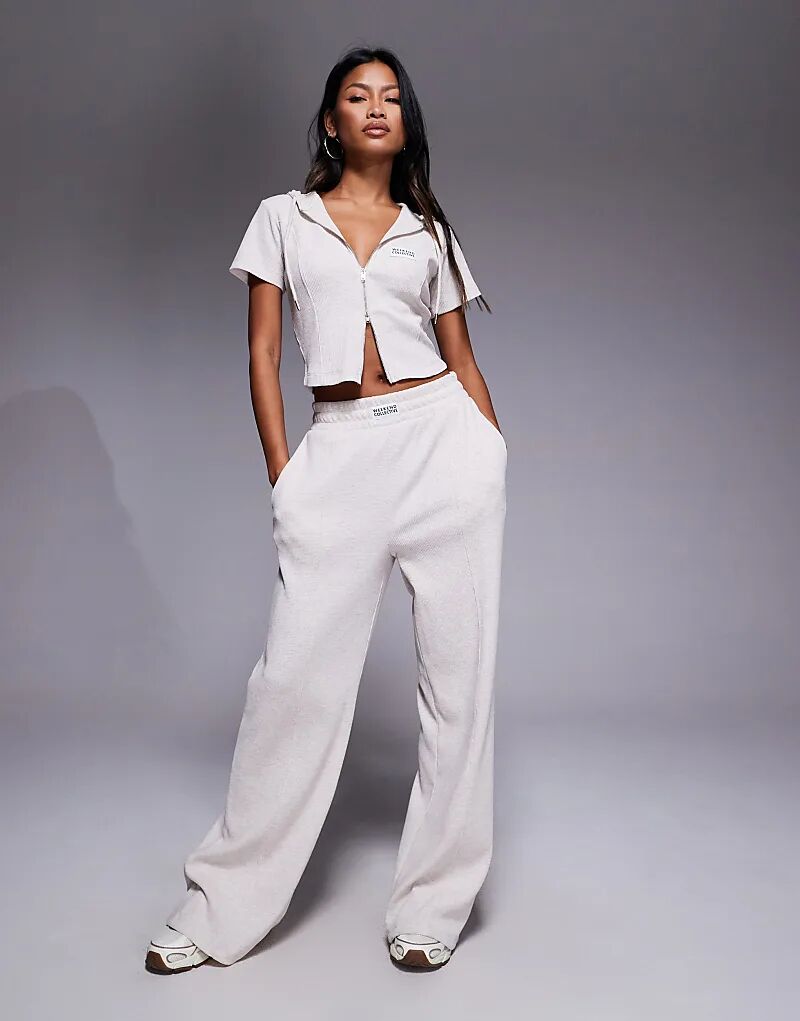 Вафельные широкие спортивные брюки Weekend Collective цвета овсянки
Вафельные широкие спортивные брюки Weekend Collective цвета овсянки