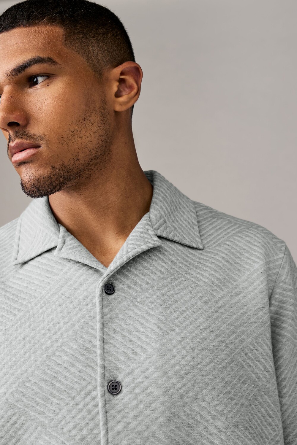 Рубашка из фактурного джерси с коротким рукавом и кубинским воротником Next, серый
Рубашка из фактурного джерси с коротким рукавом и кубинским воротником Next, серый