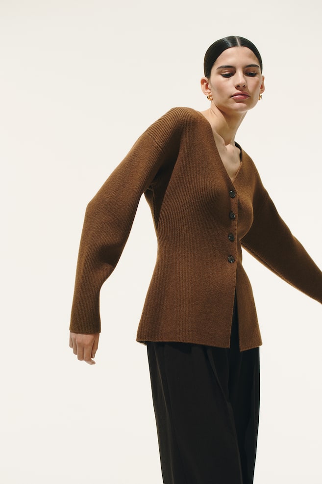 Приталенный кардиган H&M, коричневый
Приталенный кардиган H&M, коричневый